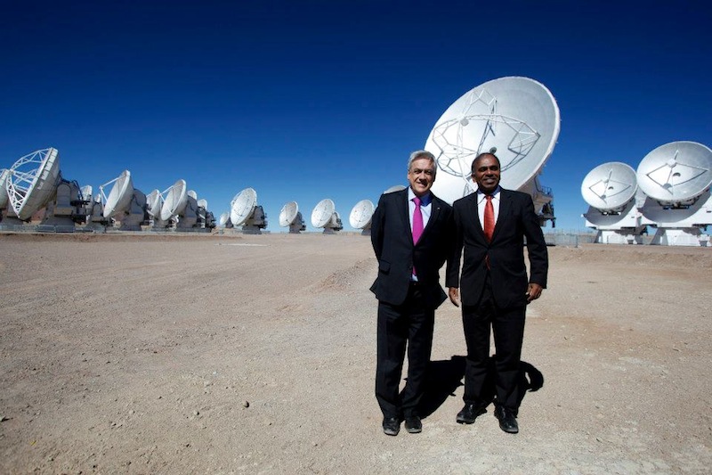 Chilean President Sebastián Piñera and NSF Director Subra Suresh visit the ALMA high site. Image credit: C. Padilla, NRAO/AUI/NSF