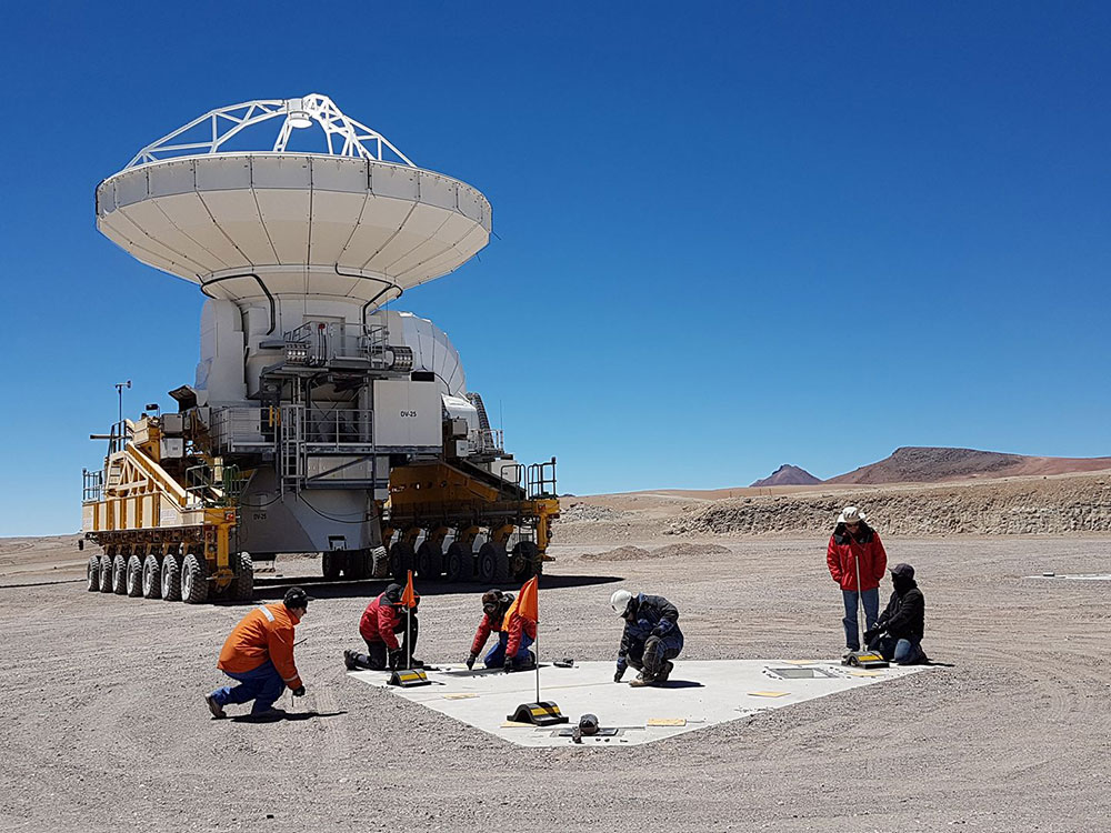 ALMA antenna DV-25 is moved to its new location in configuration C40-4.